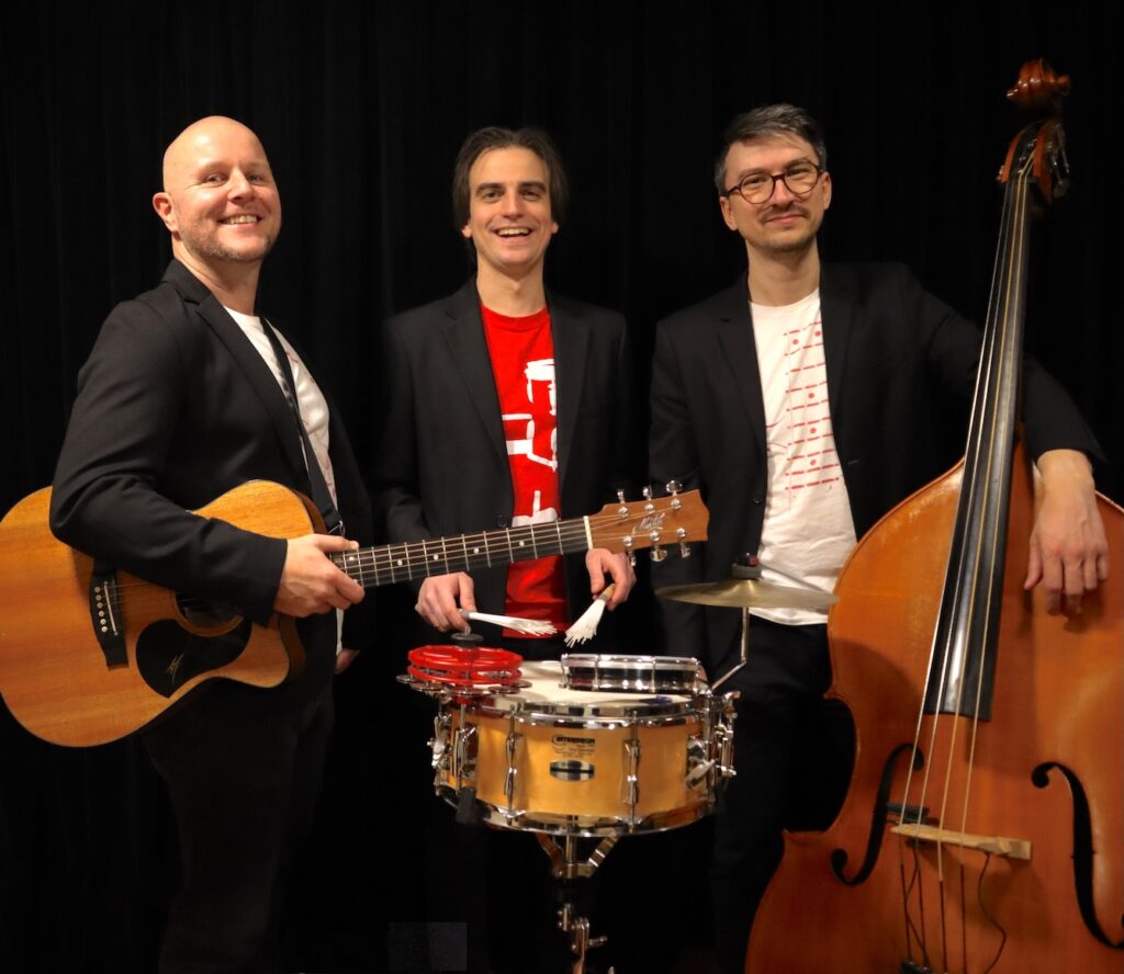 Akoestisch trio van Het Kollektief met gitaar, snaredrum en contrabas
