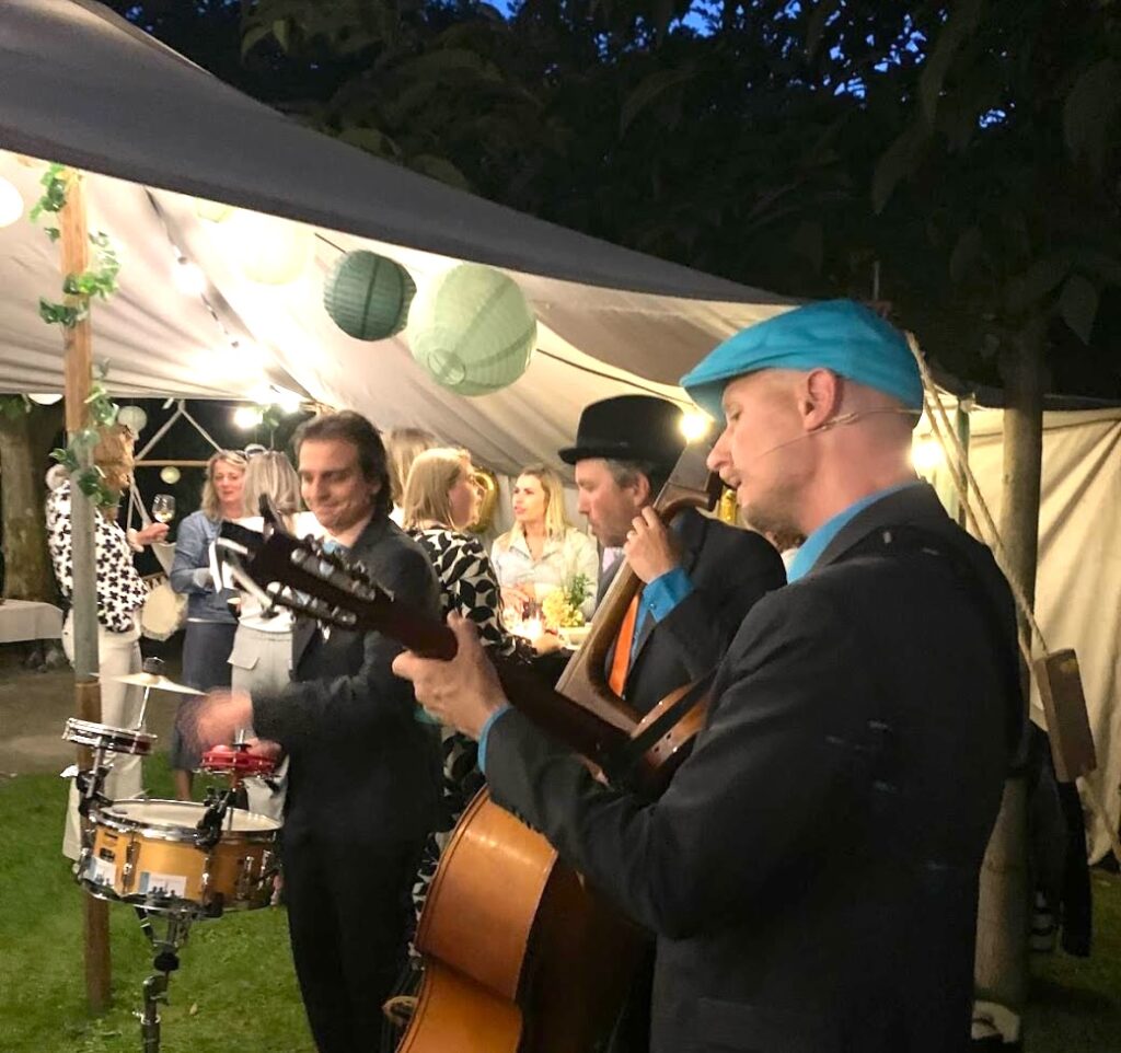 Moon About speelt op een tuinfeest onder een tent