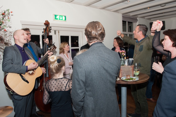 Akoestische muziek aan tafel Moon About Studio Danai
