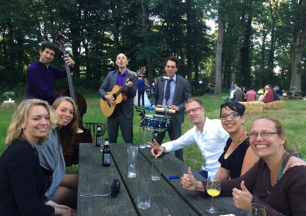 akoestische band Moon About live muziek aan tafel